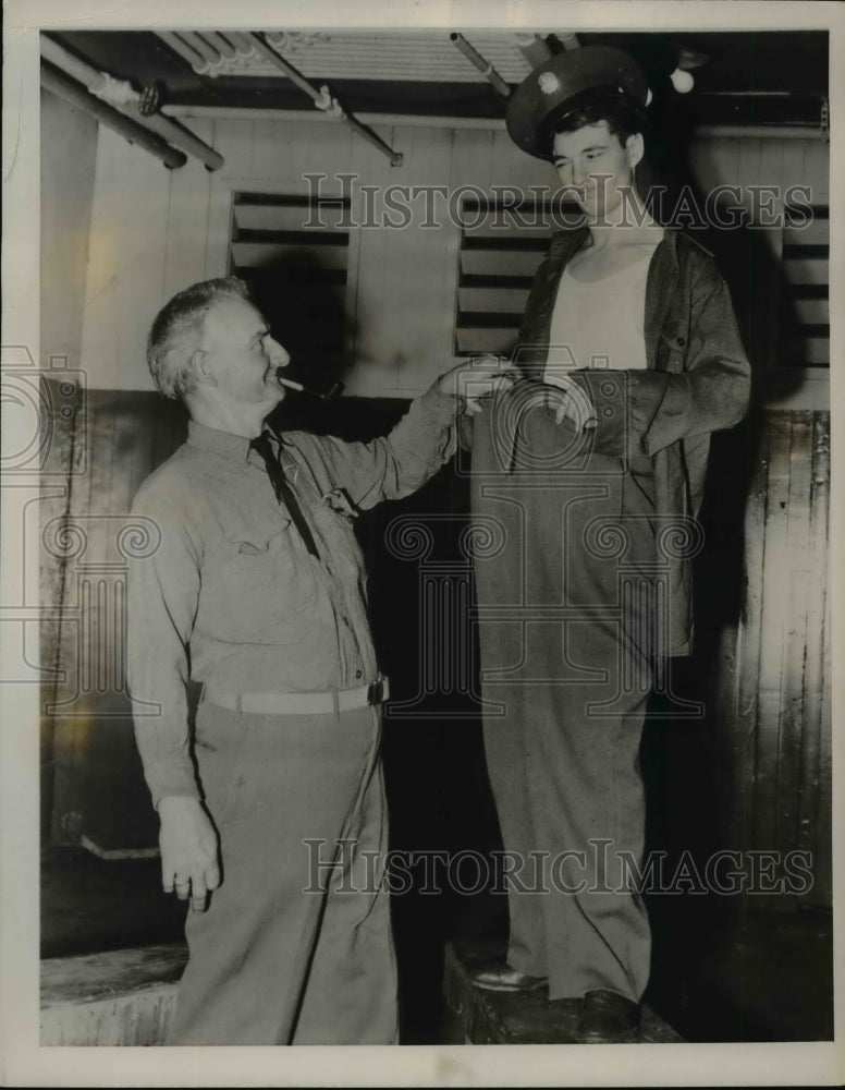 Load image into Gallery viewer, 1940 Press Photo Sydney Morgan Recruited and Given Uniform for US Army, WWII
