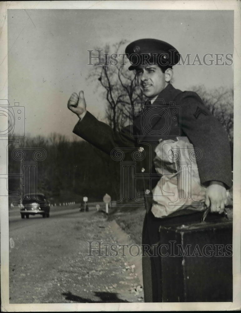 Load image into Gallery viewer, 1940 Press Photo Corportal Louis DeVichy Hitchhiking from Fort Myer, Va
