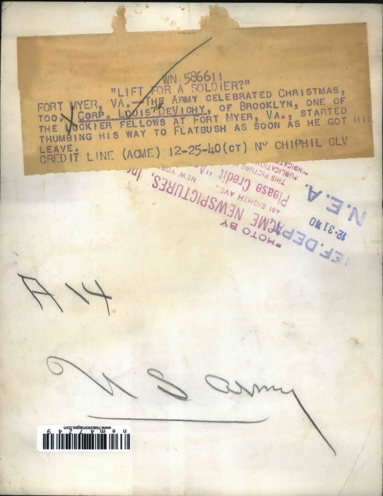 1940 Press Photo Corportal Louis DeVichy Hitchhiking from Fort Myer, Va