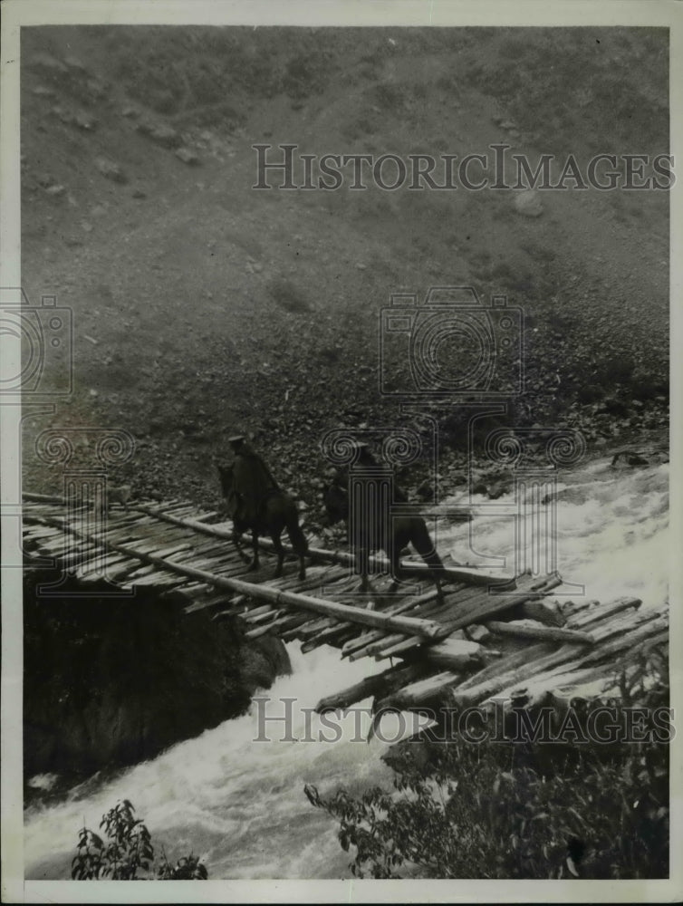 1934 Press Photo Patrol of Carabineers Crossing Primitive Bridges Rebels Destroy