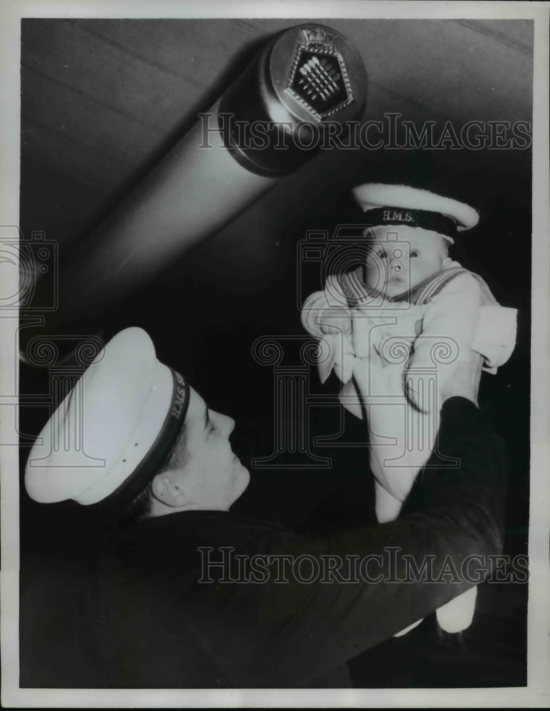 1959 Press Photo J Bulford Takes a Look at His Son, Steven, in Spithead, England