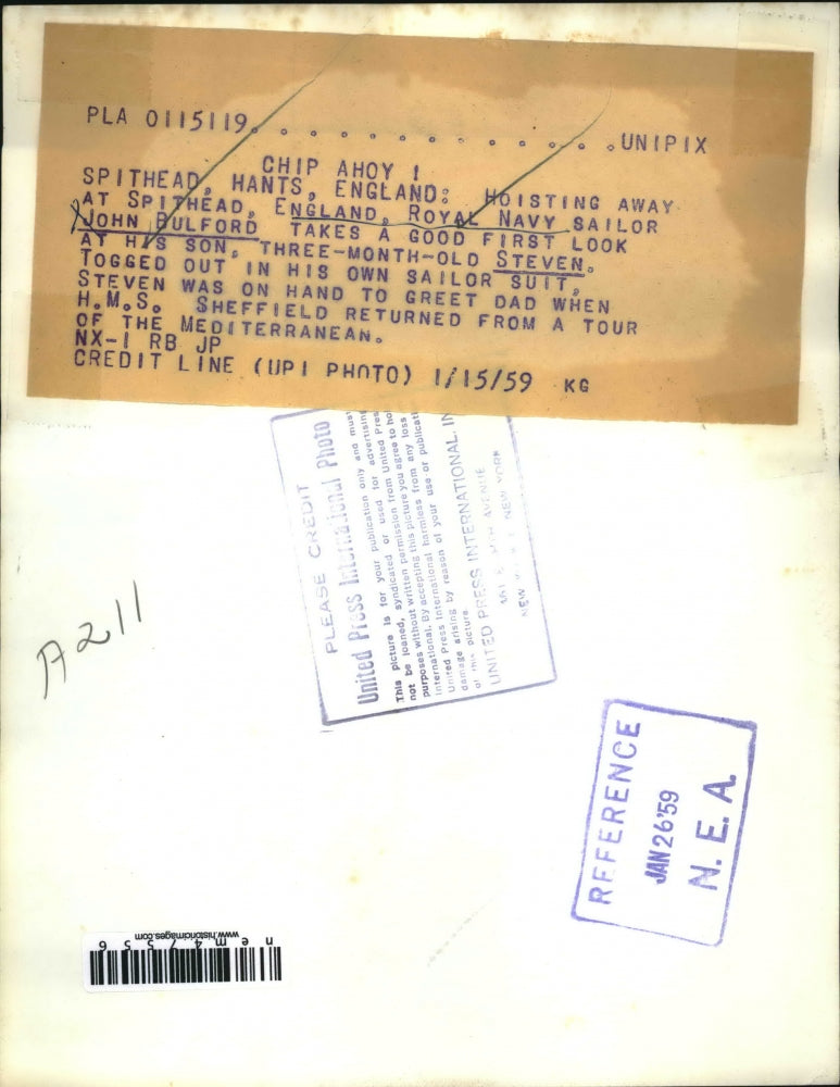 1959 Press Photo J Bulford Takes a Look at His Son, Steven, in Spithead, England