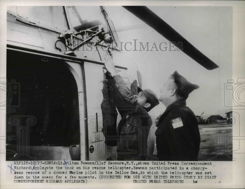 Load image into Gallery viewer, 1952 Press Photo Wilton Bowman Shows Richard Applegate The Hook on Helicopter
