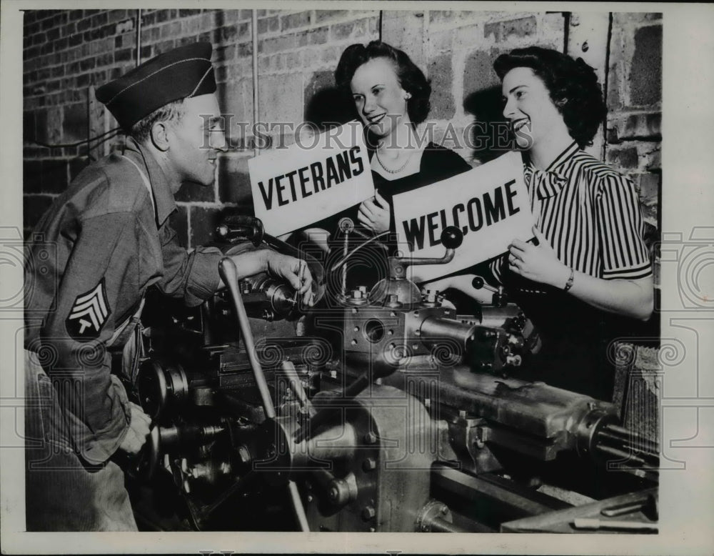 1945 Press Photo Veteran Sgt John Stango Returns to Job in Chicago - nem48173