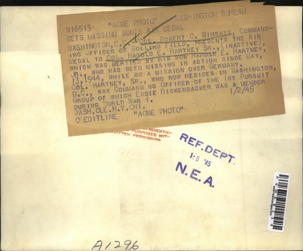 1945 Press Photo Colonel Harold Hartney, Sr Accepts Air Medal for Son
