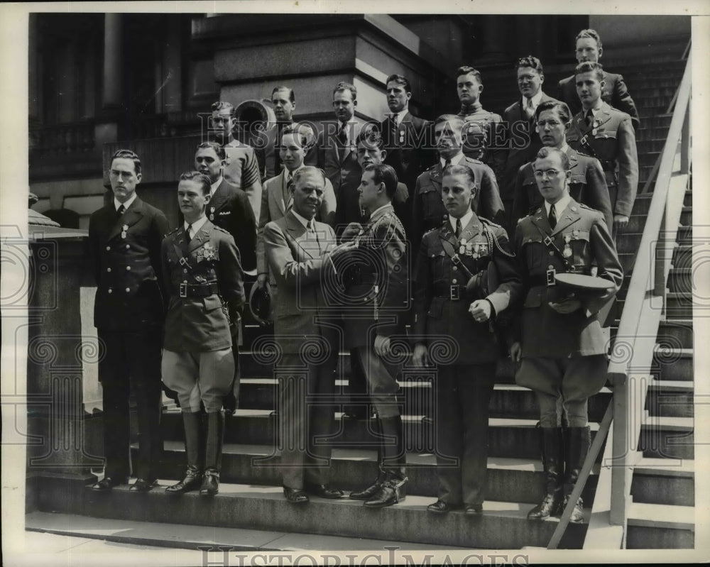 1935 Press Photo Sec. of War George Dern presents awards to C.M.T.C. & R.O.T.C.