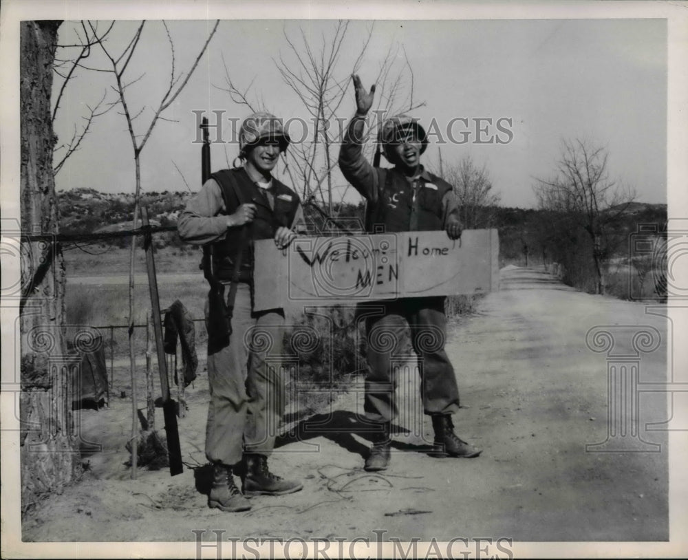 1953 Press Photo Cpl. Wilbert Martinez & Cpel Keldric Browne welcome Soldiers