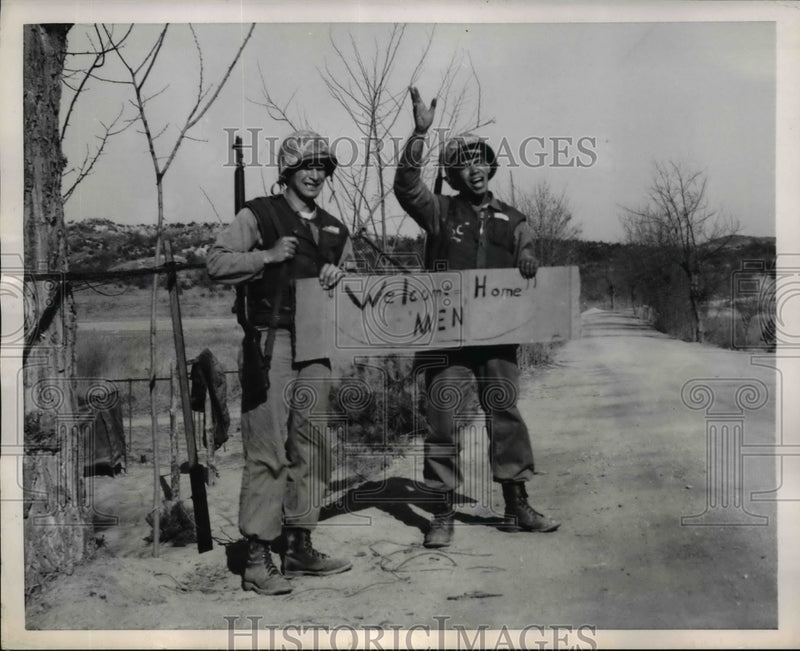 Load image into Gallery viewer, 1953 Press Photo Cpl. Wilbert Martinez &amp; Cpel Keldric Browne welcome Soldiers
