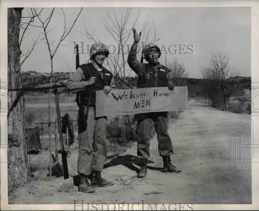 1953 Press Photo Cpl. Wilbert Martinez & Cpel Keldric Browne welcome Soldiers