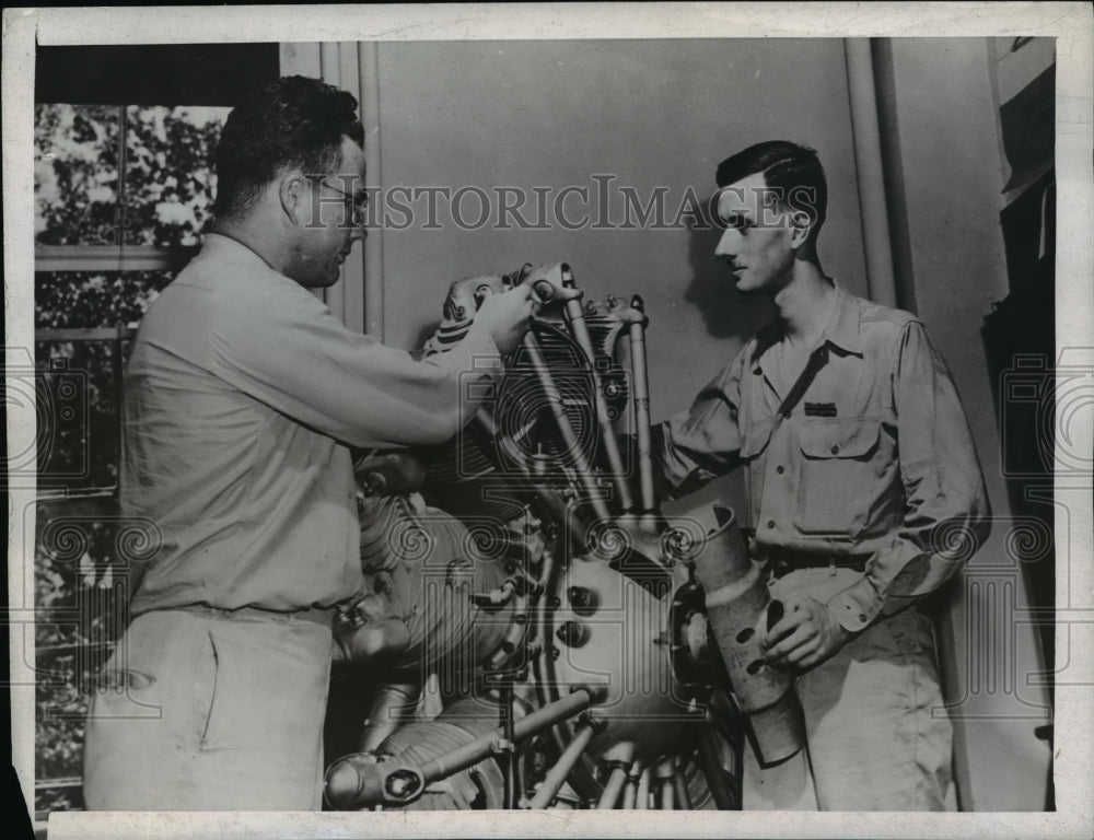 1945 Press Photo Lt. JG Philippe H.X. De Gaulle &amp; Lt. Robert A. Halla at school- Historic Images