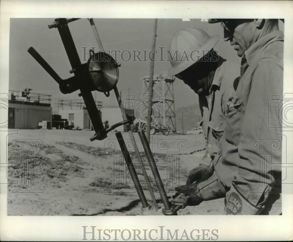 1961 Press Photo Construction men check tower at White Sands Project Mercury