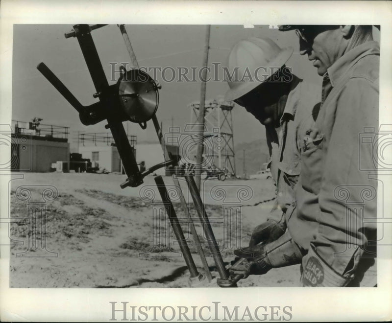 Load image into Gallery viewer, 1961 Press Photo Construction men check tower at White Sands Project Mercury
