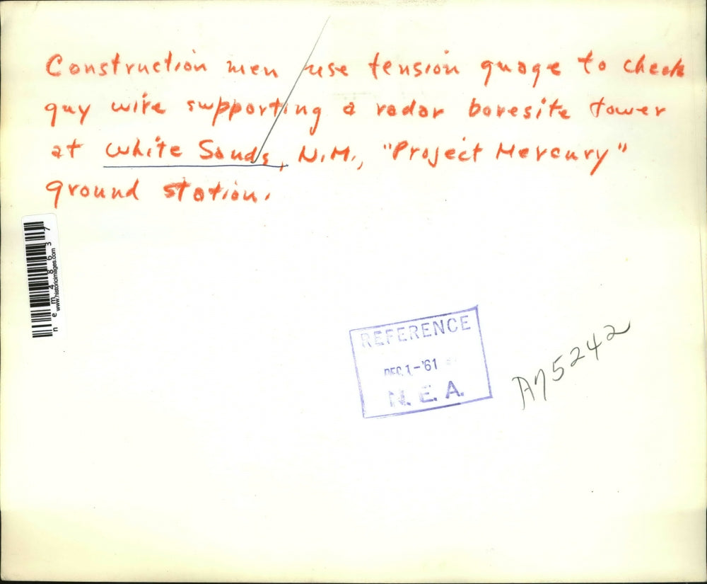 1961 Press Photo Construction men check tower at White Sands Project Mercury