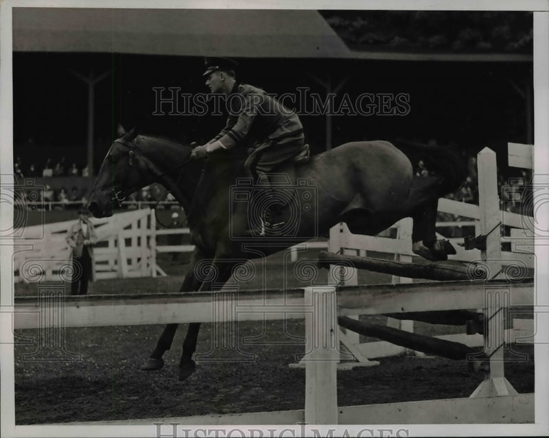Load image into Gallery viewer, 1938 Press Photo Cadet D.C. Polhamus in Cadet Jumping Class - nem49057
