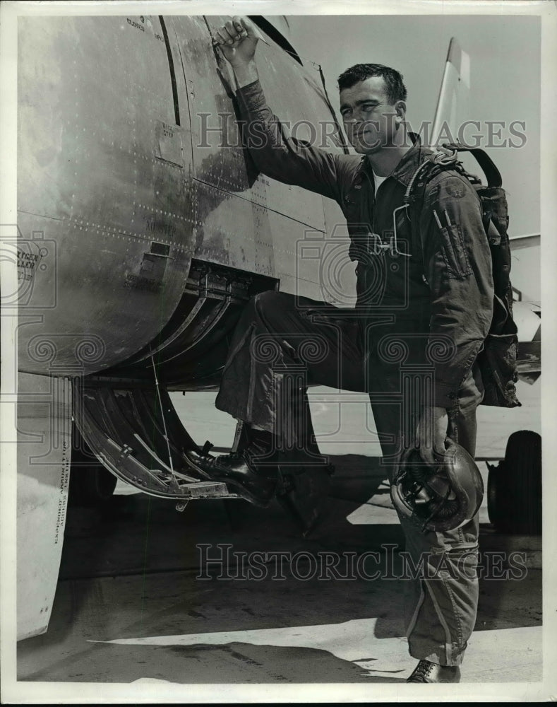 1953 Press Photo Capt James Carson, One of 10 Flyers Taking Part in Bendix Event