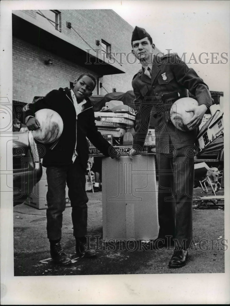 1954 Press Photo Unidentified Military Man and Young Boy - nem49233