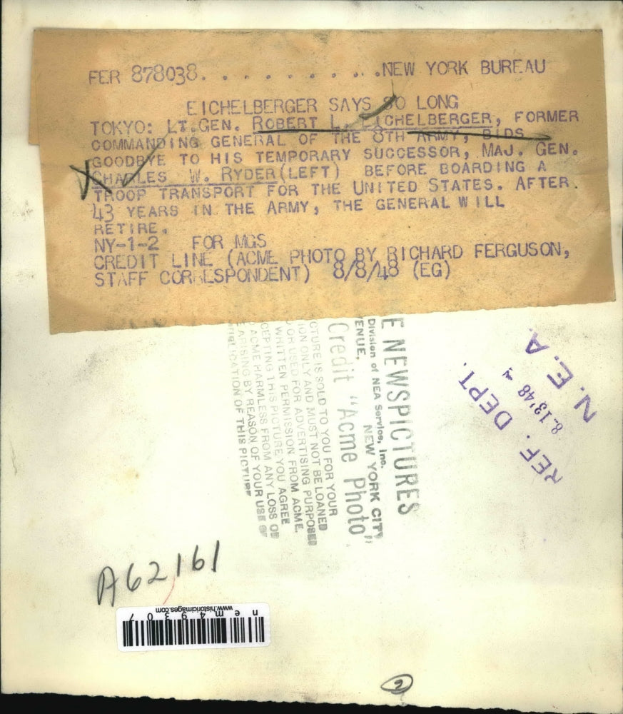 1948 Press Photo Lt. Gen. Robert . L. Eichelberger bids farewell to successor