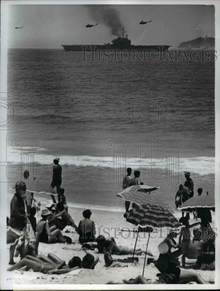 1968 Press Photo Sunbathers on Rio's Ipanema Beach Treated to Naval Show