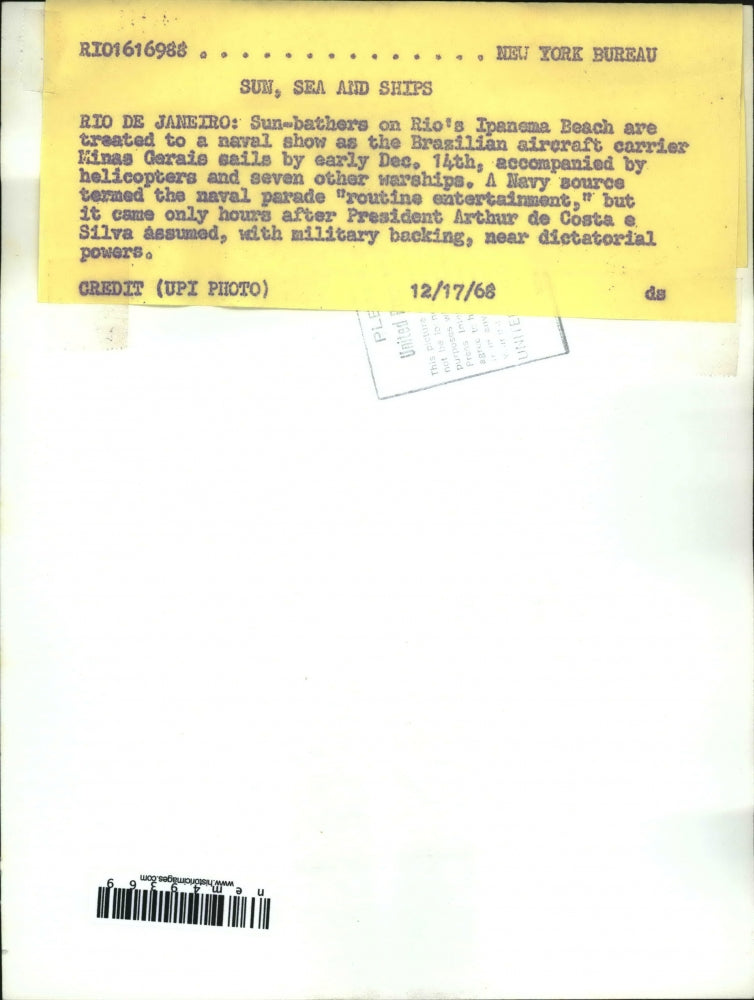 1968 Press Photo Sunbathers on Rio's Ipanema Beach Treated to Naval Show