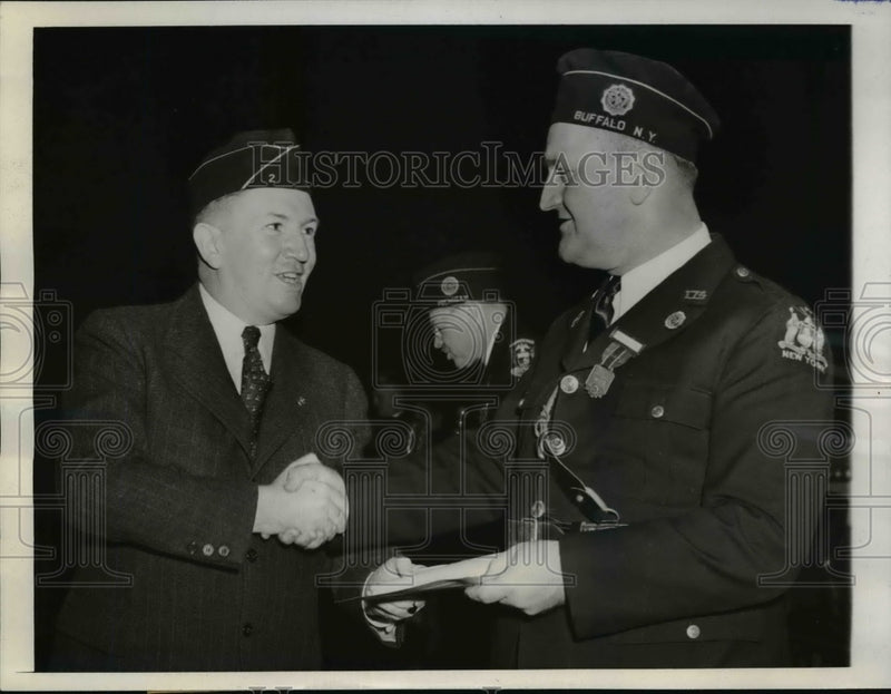Load image into Gallery viewer, 1943 Press Photo School Principal Paul Wamsley Presented Rosenstiel Award
