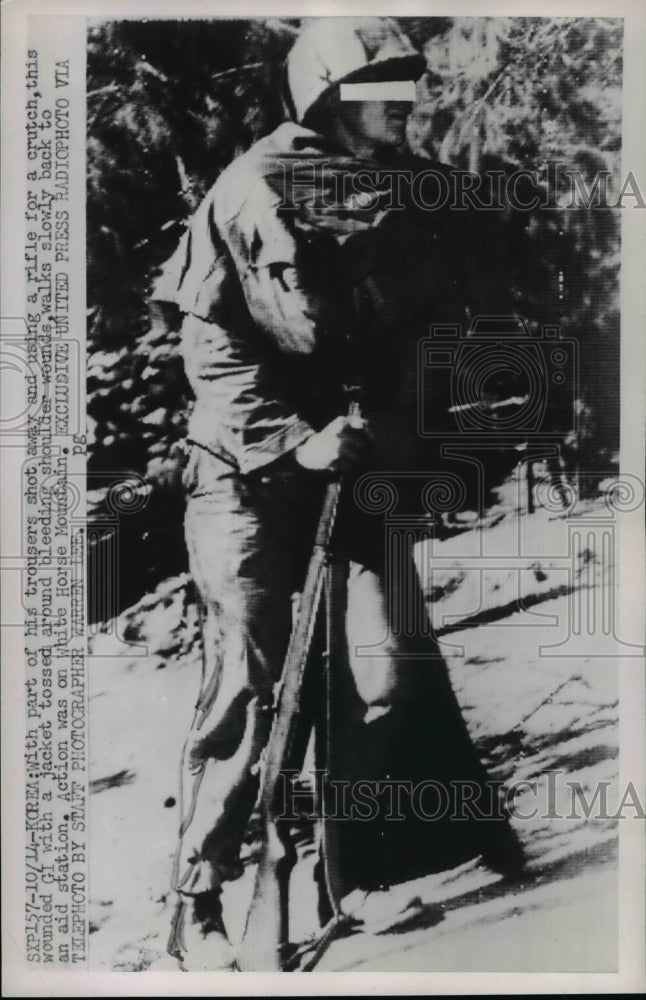Load image into Gallery viewer, 1952 Press Photo Wounded on White Horse Mountain GI Walks Slowly to Aid Station
