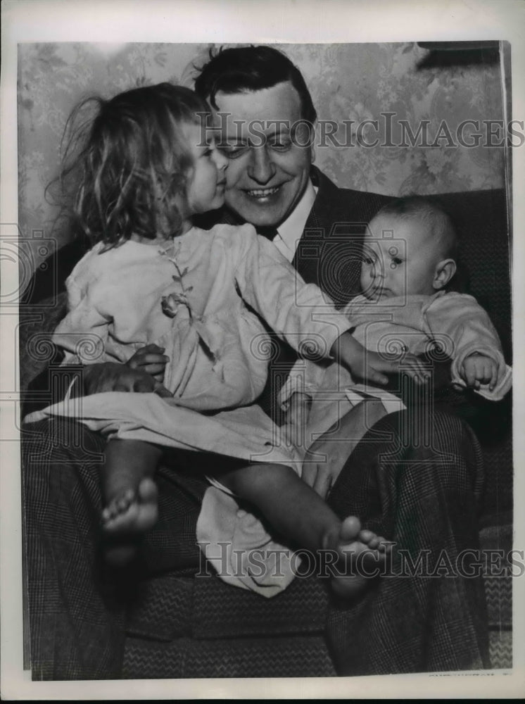 1952 Press Photo Capt John Swift with his two children Leslie and David- Historic Images