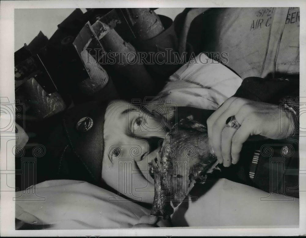 1945 Press Photo Pfc. Frank McKeever munch on a turkey drumstick while on plane