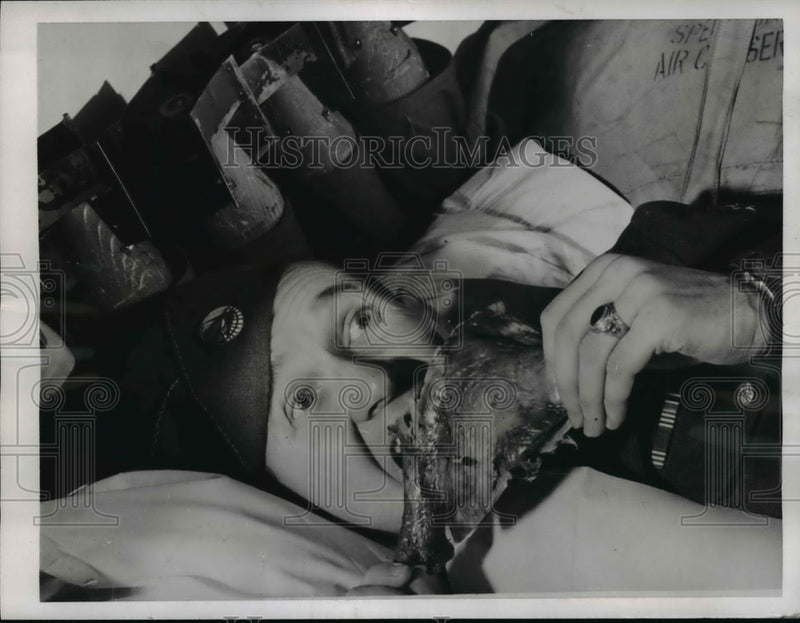 Load image into Gallery viewer, 1945 Press Photo Pfc. Frank McKeever munch on a turkey drumstick while on plane
