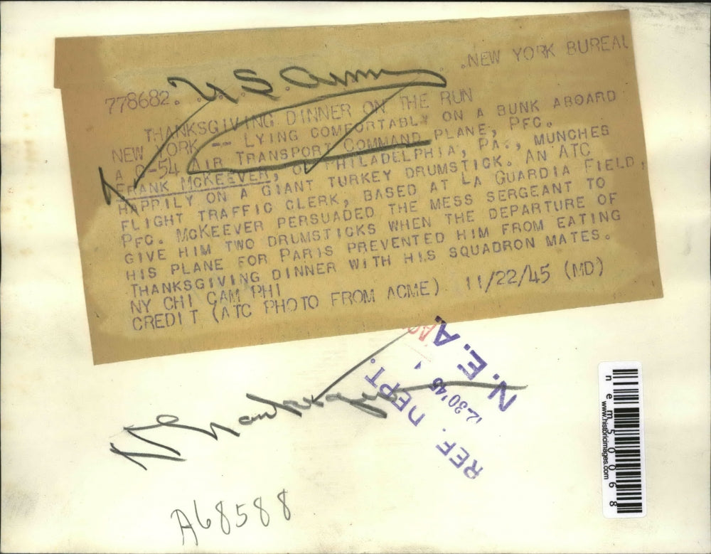 1945 Press Photo Pfc. Frank McKeever munch on a turkey drumstick while on plane