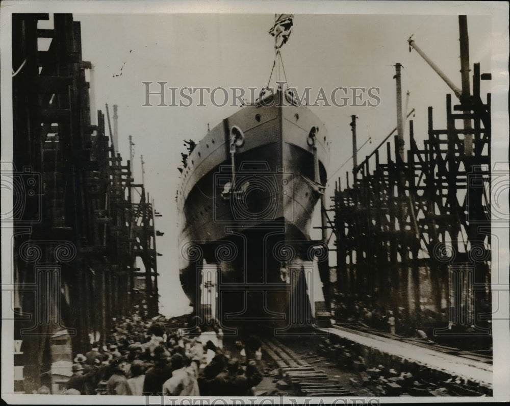 1933 Press Photo British Navy Cruiser Neptune during launching ceremonies