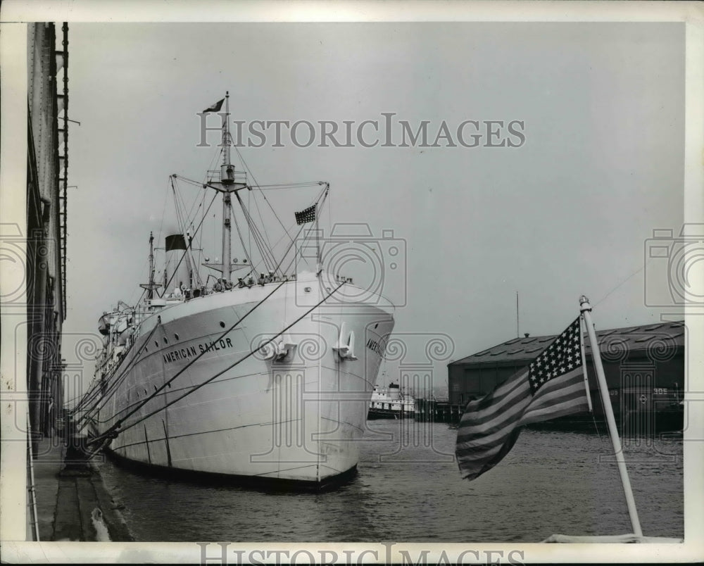 1941 Press Photo American Sailor Training Ship parked at Coast Guard Pier 18