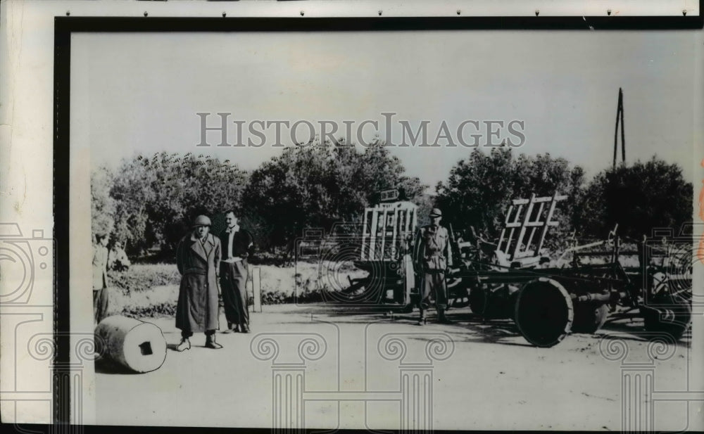 1958 Press Photo Tunisian soldiers guard road block leading to Bizerte base