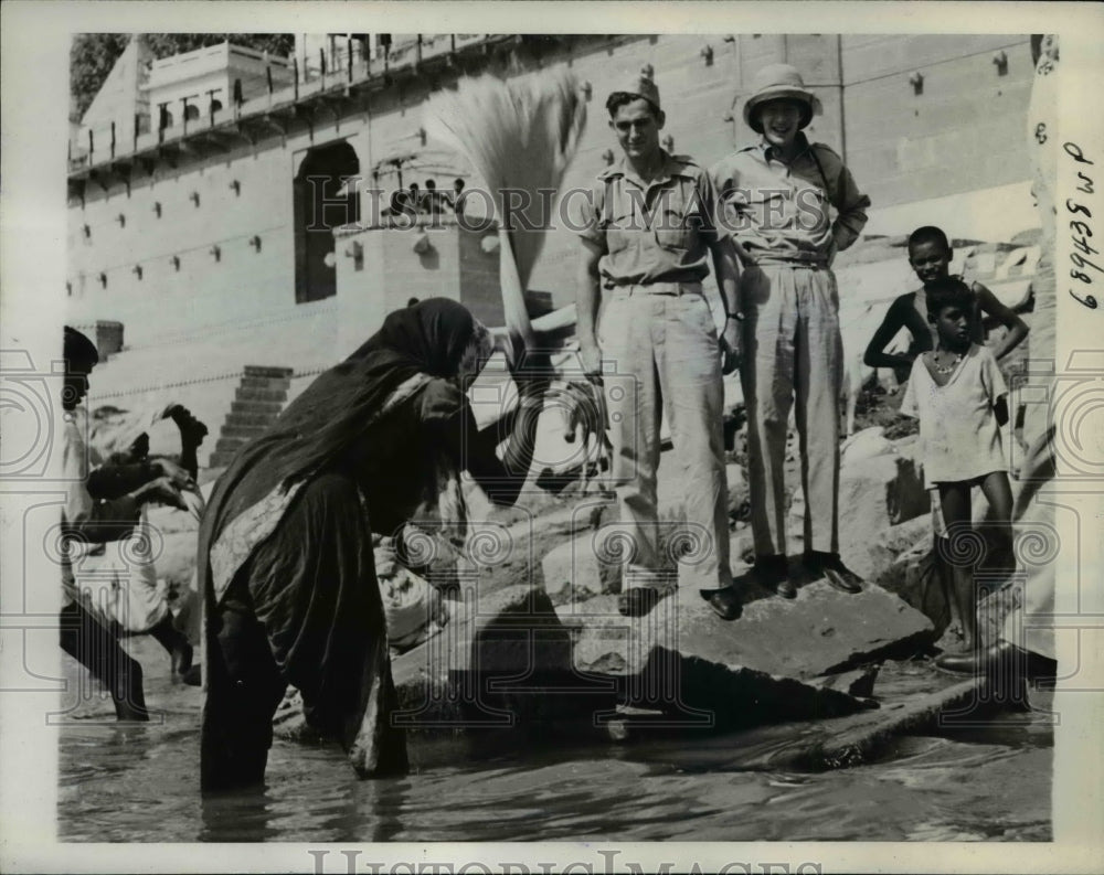 1943 Press Photo Capt Walter Lee Sheppard & war correspondent in India