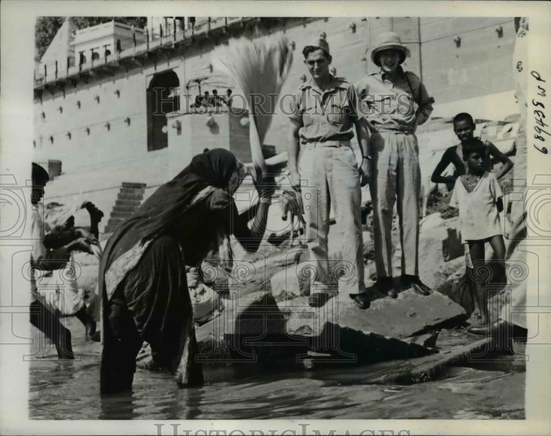 Load image into Gallery viewer, 1943 Press Photo Capt Walter Lee Sheppard &amp; war correspondent in India
