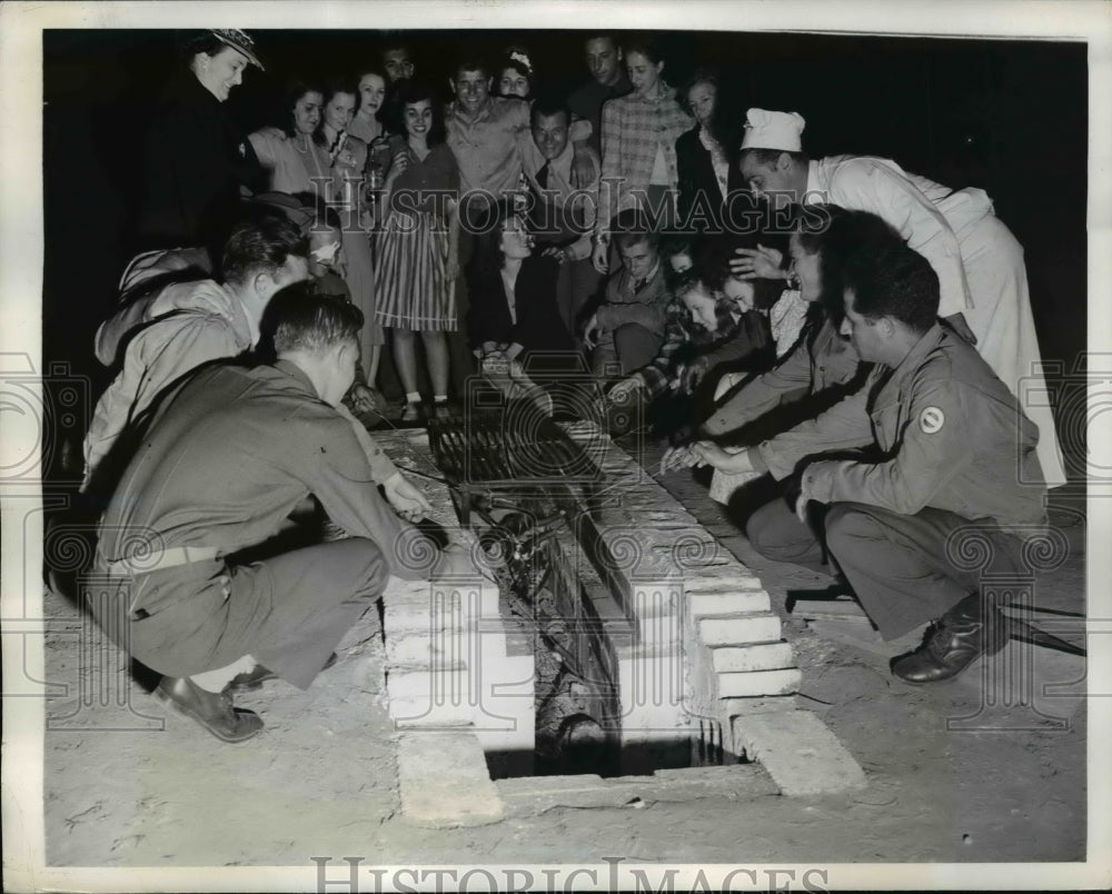 1942 Press Photo Soldiers cook hot dogs over fireplace - nem50789