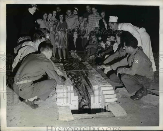 1942 Press Photo Soldiers cook hot dogs over fireplace - nem50789