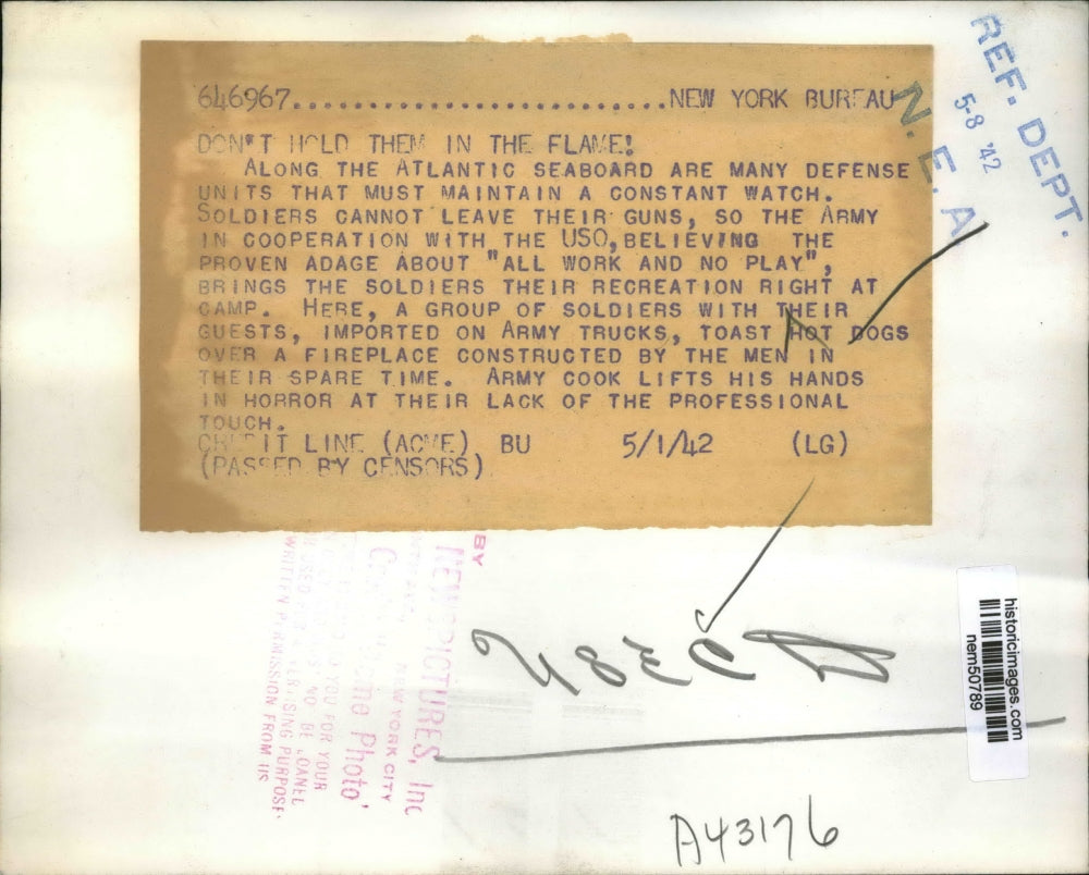 1942 Press Photo Soldiers cook hot dogs over fireplace - nem50789
