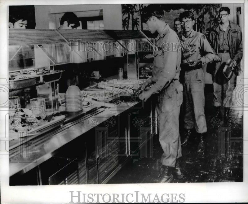 Load image into Gallery viewer, 1971 Press Photo The 86th Engineer Battalion during lunch break at Ft. Lewis
