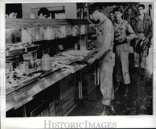 1971 Press Photo The 86th Engineer Battalion during lunch break at Ft. Lewis