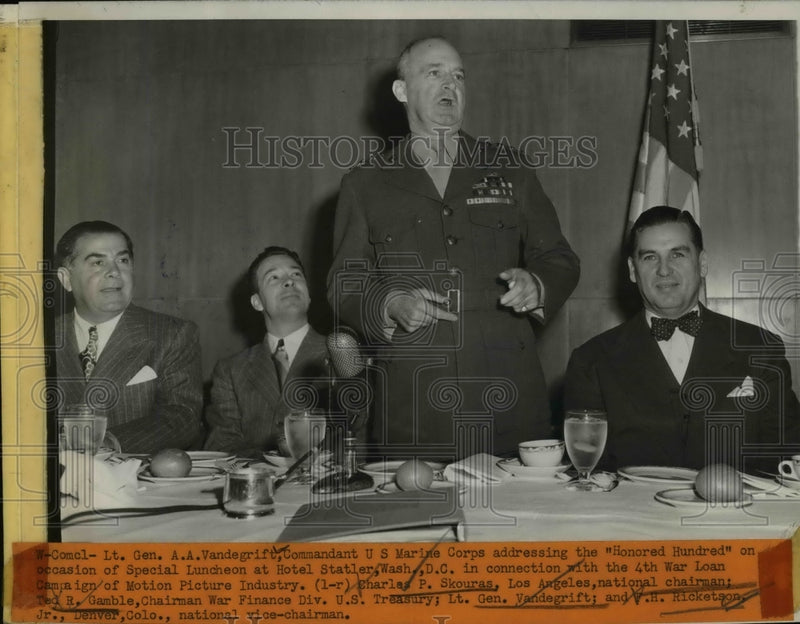 Load image into Gallery viewer, 1944 Press Photo Lt.Gen. A.A. Vandegriff addressing the "Honored Hundred"
