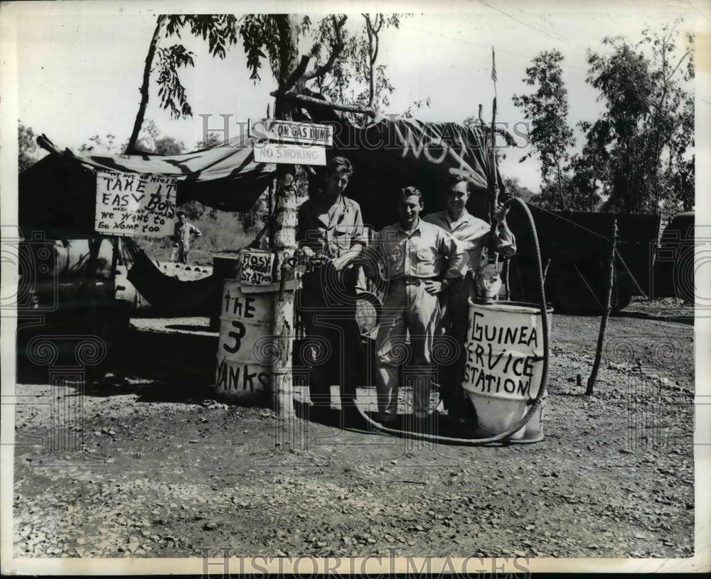1943 Press Photo U.S Soldiers in New Guinea Jungle operates a service station