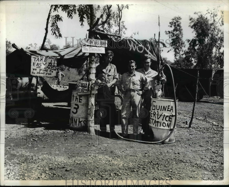 Load image into Gallery viewer, 1943 Press Photo U.S Soldiers in New Guinea Jungle operates a service station
