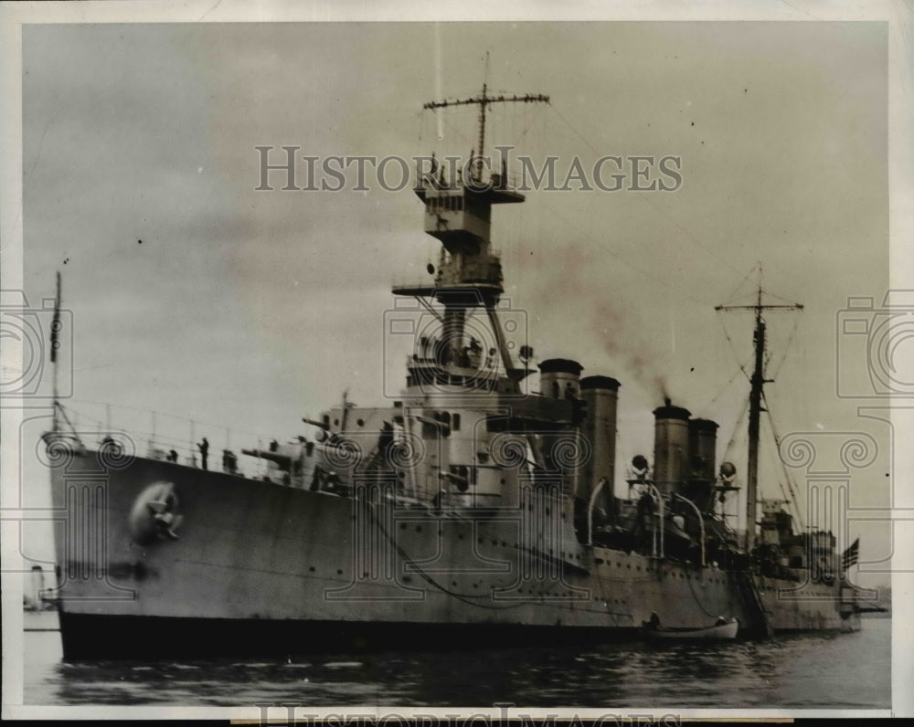1932 Press Photo Cruser Trenton arriving at San Diego with 14 fishermen aboard