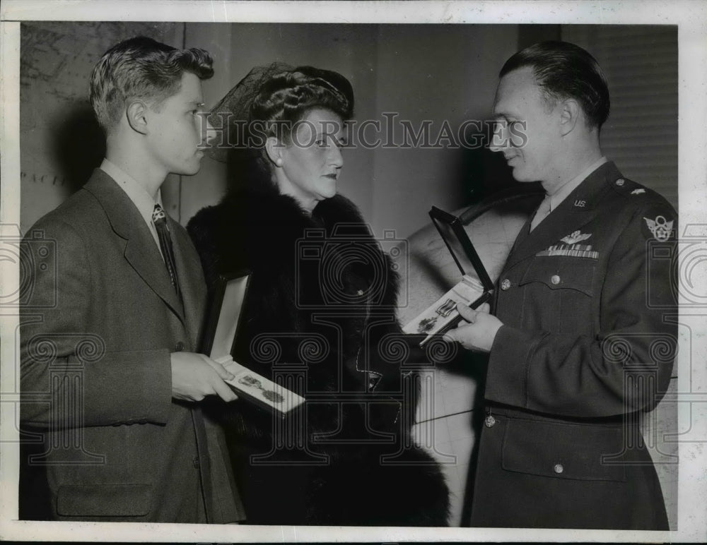 1944 Press Photo Family of Stanley Anderson receive his Posthumous Awards