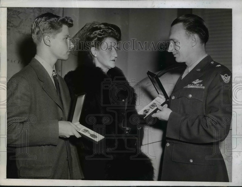 Load image into Gallery viewer, 1944 Press Photo Family of Stanley Anderson receive his Posthumous Awards
