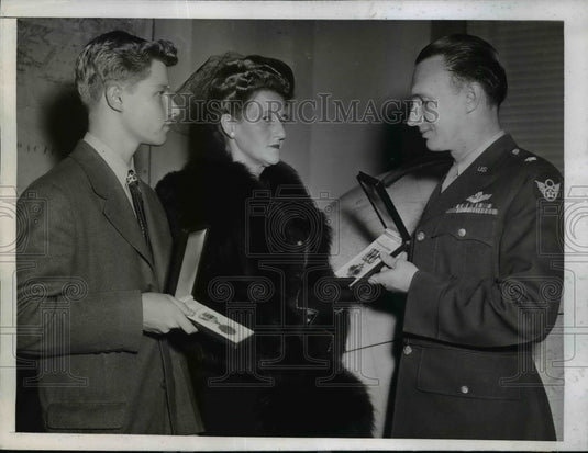 1944 Press Photo Family of Stanley Anderson receive his Posthumous Awards