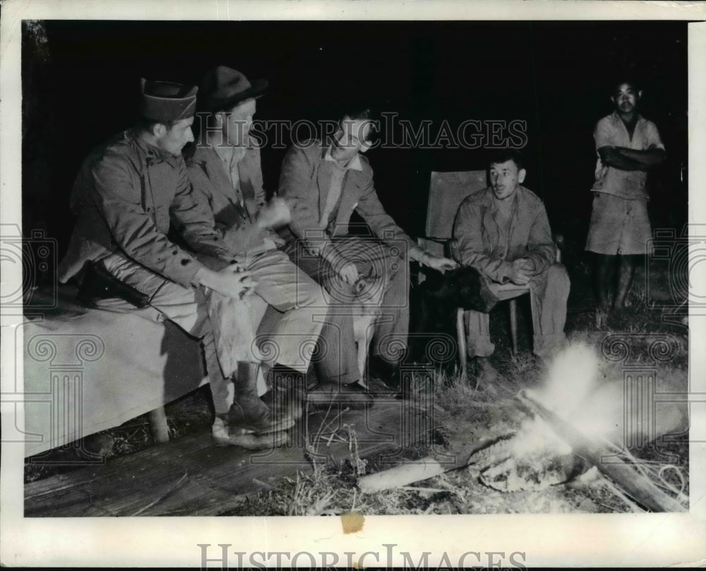 1943 Press Photo M. Murray of Indian Service and American Soldiers on the trail