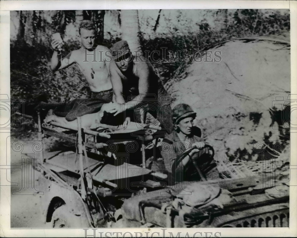 1945 Press Photo Medical Corp Men Administer Blood Plasma to Wounded Yankee