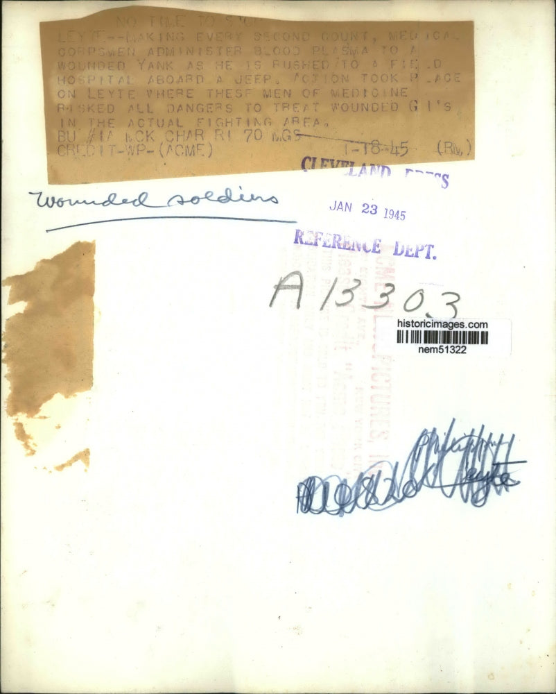 1945 Press Photo Medical Corp Men Administer Blood Plasma to Wounded Yankee