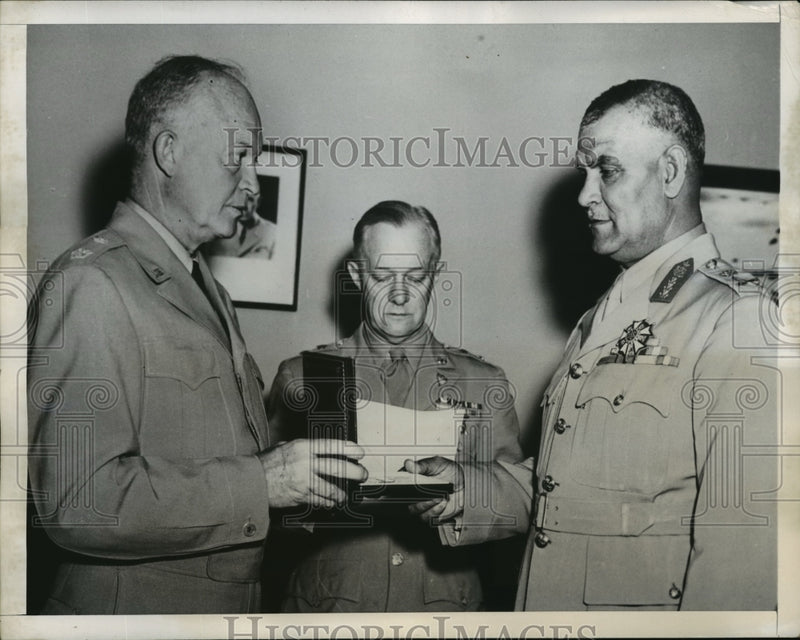 Load image into Gallery viewer, 1947 Press Photo Gen Dwight Eisenhower presents Legion of Merit to Lt Gen Atalla
